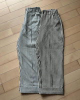 Front tuck loose check pants