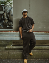 定規の粉とスウェットパンツ