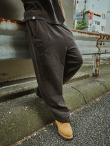 定規の粉とスウェットパンツ