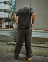 定規の粉とスウェットパンツ