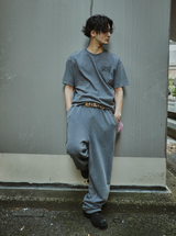 定規の粉とスウェットパンツ