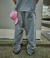 定規の粉とスウェットパンツ