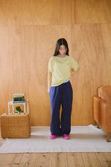 窓にぼんやり映る文字 "common gull products.