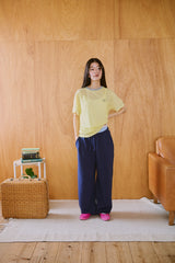 窓にぼんやり映る文字 "common gull products.