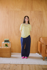 窓にぼんやり映る文字 "common gull products.