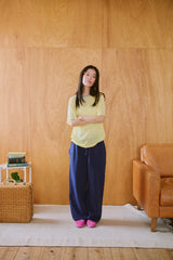 窓にぼんやり映る文字 "common gull products.