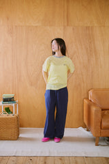 窓にぼんやり映る文字 "common gull products.