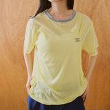 窗户上模糊显示的文字 "common gull products.