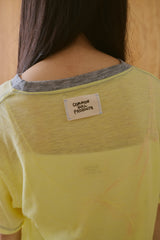 窓にぼんやり映る文字 "common gull products.