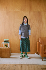 窓にぼんやり映る文字 "common gull products.