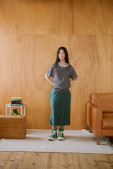 窓にぼんやり映る文字 "common gull products.