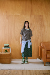 窓にぼんやり映る文字 "common gull products.