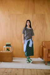 窓にぼんやり映る文字 "common gull products.