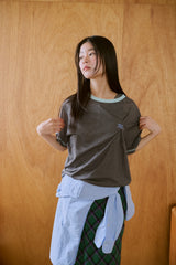 窓にぼんやり映る文字 "common gull products.