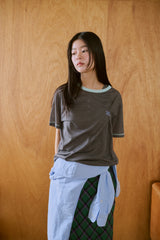 窓にぼんやり映る文字 "common gull products.