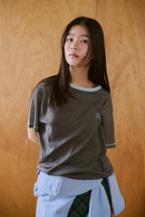 窓にぼんやり映る文字 "common gull products.