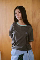 窓にぼんやり映る文字 "common gull products.