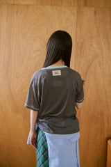 窓にぼんやり映る文字 "common gull products.