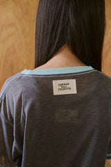 窓にぼんやり映る文字 "common gull products.