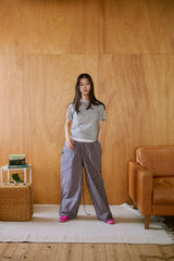 窓にぼんやり映る文字 "common gull products.