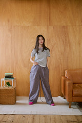 窓にぼんやり映る文字 "common gull products.