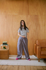 窓にぼんやり映る文字 "common gull products.