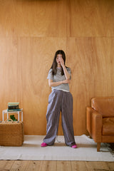 窓にぼんやり映る文字 "common gull products.