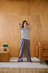 窓にぼんやり映る文字 "common gull products.