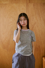 窓にぼんやり映る文字 "common gull products.