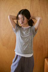 窓にぼんやり映る文字 "common gull products.