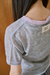 窓にぼんやり映る文字 "common gull products.