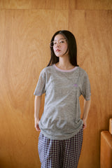 窓にぼんやり映る文字 "common gull products.