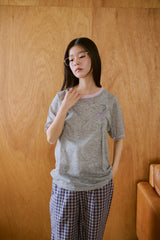 窓にぼんやり映る文字 "common gull products.