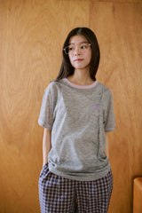 窓にぼんやり映る文字 "common gull products.