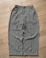 Front tuck loose check pants
