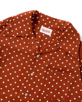 オープンカラーのドットシャツ