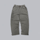 定規の粉とスウェットパンツ