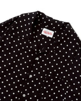 オープンカラーのドットシャツ