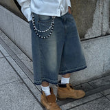 闪闪发光的宽松牛仔短裤