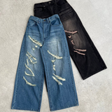 削减损坏的破洞牛仔裤