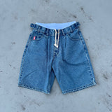 拳擊手停靠牛仔短褲