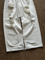 고민하는 넓은 데님 바지