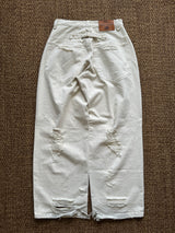 고민하는 넓은 데님 바지