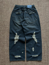 고민하는 넓은 데님 바지