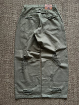 고민하는 넓은 데님 바지