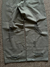 고민하는 넓은 데님 바지