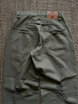 고민하는 넓은 데님 바지