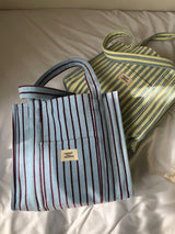 夏の手のひらの上にあるバッグ