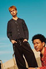 オープンカラーのドットシャツ