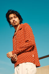 オープンカラーのドットシャツ